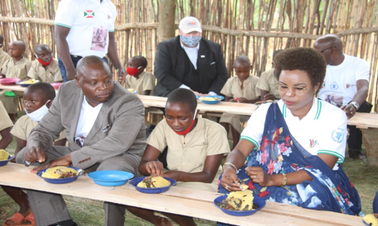 Figure 3 : HE the First Lady of Burundi Angéline NDAYISHIMIYE sharing school meals at the ECOFO of Muyange I in Burundi for the celebration of the African School Feeding Day