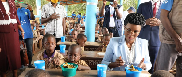 Figure 4 : HE the First Lady of Burundi shares the hot lunch with the schoolchildren of the Primary School of FINGKANME in Benin